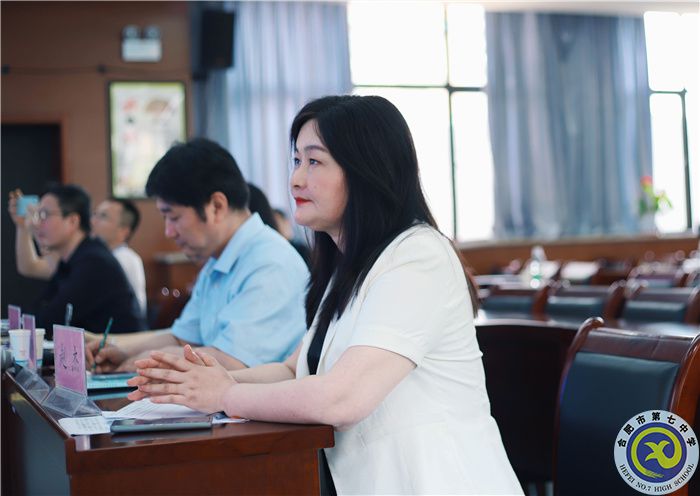 图为安徽省教育科学研究院英语教研员赵杰老师认真听取成果汇报.jpg