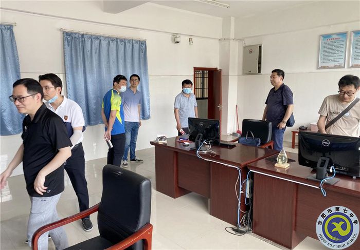 市教育局对七中考点听力设备进行专项检查(图1) 市教育局对七中考点听力设备进行专项检查(图1)