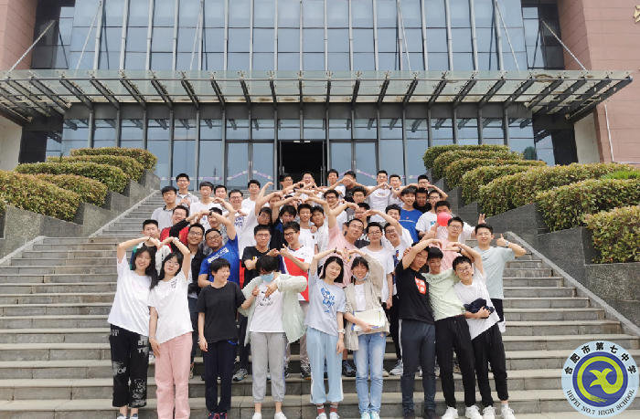 图为高三(10)班合影.png 图为高三(10)班合影.png