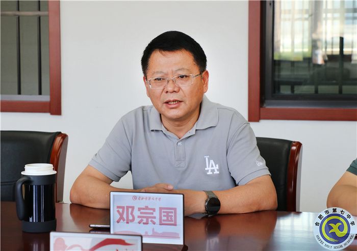市教育局领导看望慰问luck18平台老师(图4)