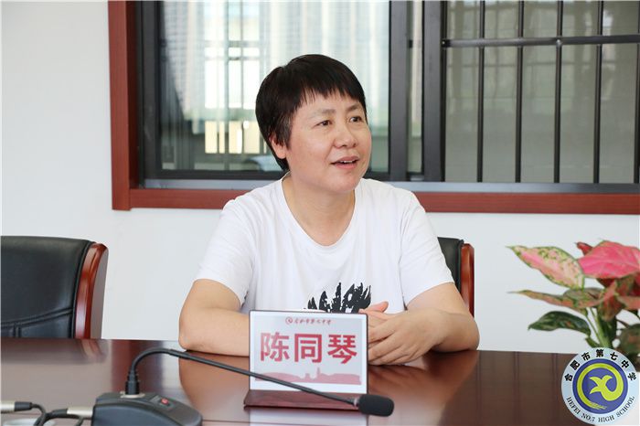 市教育局领导看望慰问luck18平台老师(图2)