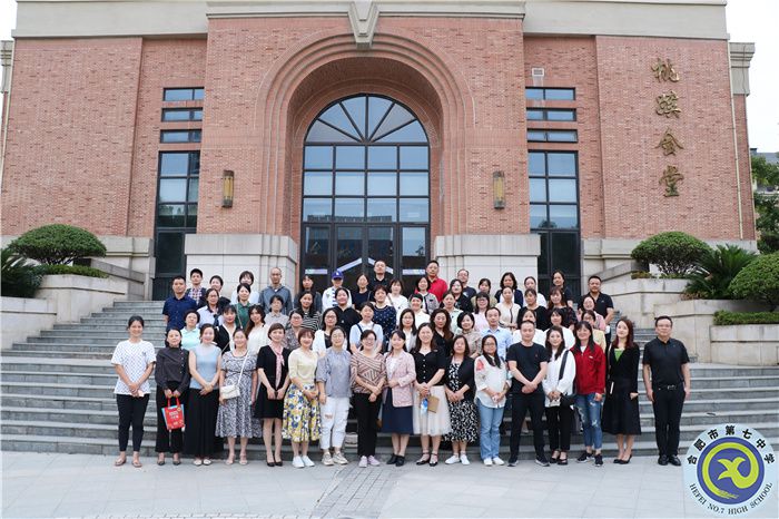家委会合影.jpg 家委会合影.jpg