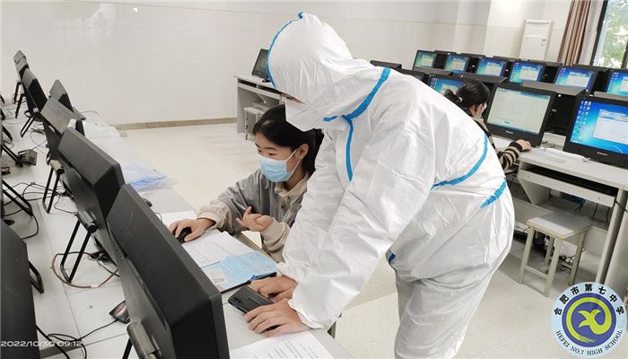 工作人员在指导考生填报信息.jpg 工作人员在指导考生填报信息.jpg