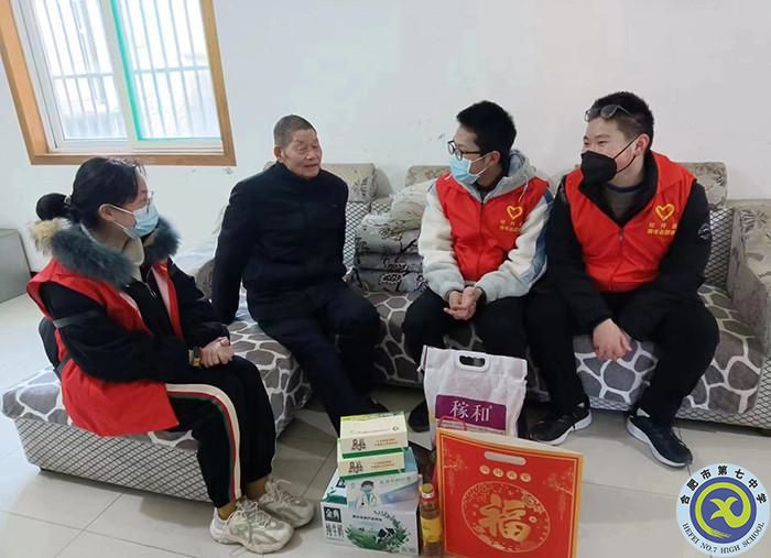 中国网、中安教育网：迎新春 送温暖 luck18平台学子进社区送关爱(图1)