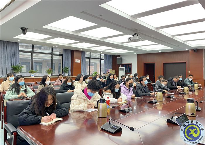 家委会代表认真听会并记录.jpg 家委会代表认真听会并记录.jpg