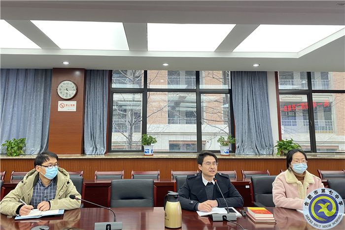 此次会议有张启发主任(左)、朱奇主任(中)、吴国庆主任(右)参加.jpg 此次会议有张启发主任(左)、朱奇主任(中)、吴国庆主任(右)参加.jpg