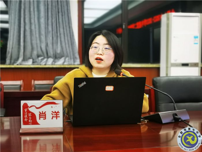 安徽省班主任基本功大赛第一名的肖洋老师在做交流.jpg 安徽省班主任基本功大赛第一名的肖洋老师在做交流.jpg