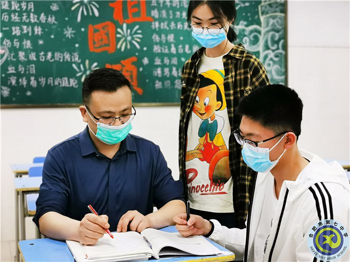 老师课后答疑(唐丽霞摄影).jpg 老师课后答疑(唐丽霞摄影).jpg