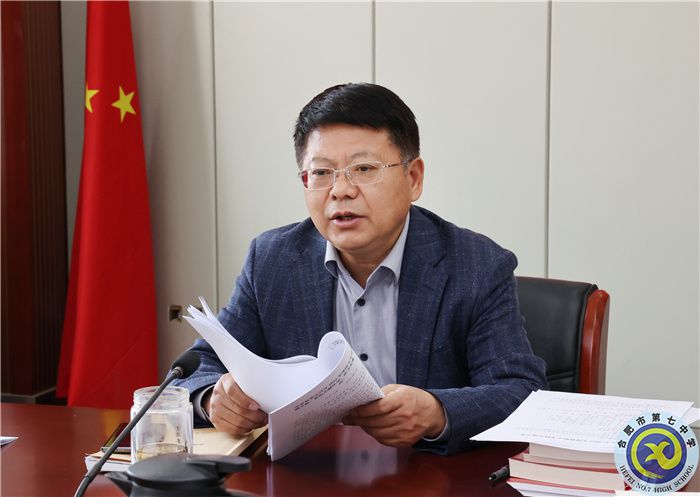 邓宗国校长.jpg 邓宗国校长.jpg