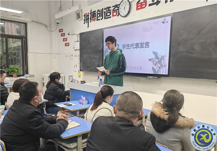优秀学生代表张成栋介绍学习经验.jpg 优秀学生代表张成栋介绍学习经验.jpg