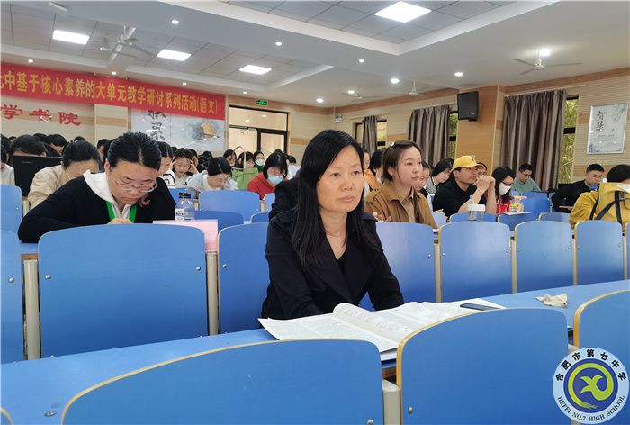 高二老师在听会2.jpg