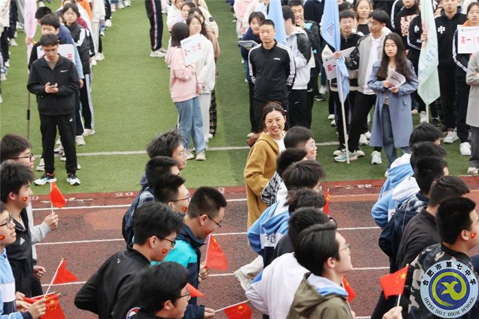 luck18平台第66届运动会高二(13)班剪影(图1) luck18平台第66届运动会高二(13)班剪影(图1)