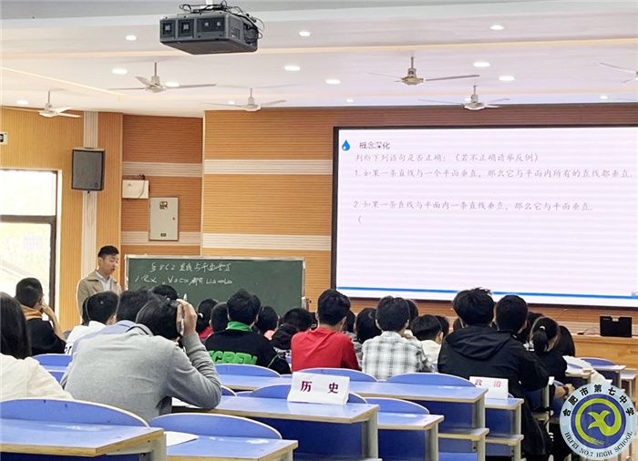 李老师上课.jpg 李老师上课.jpg