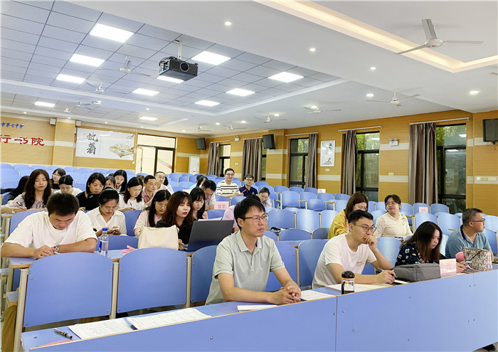 班主任认真听会.jpg 班主任认真听会.jpg