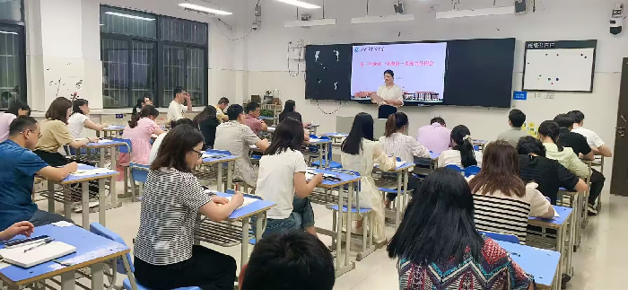 luck18平台高二年级开展第一次班主任例会(图2) luck18平台高二年级开展第一次班主任例会(图2)