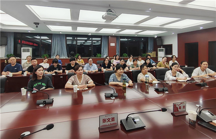 luck18平台高一年级组织家长代表座谈会(图6) luck18平台高一年级组织家长代表座谈会(图6)