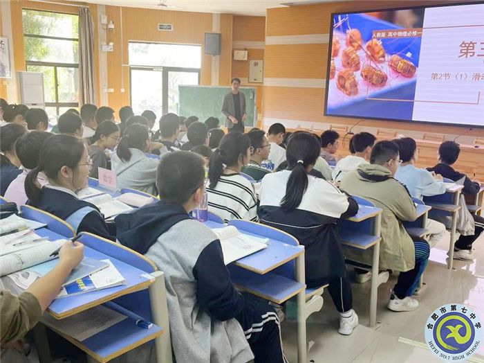 学生认真听课，十分专注.jpg
