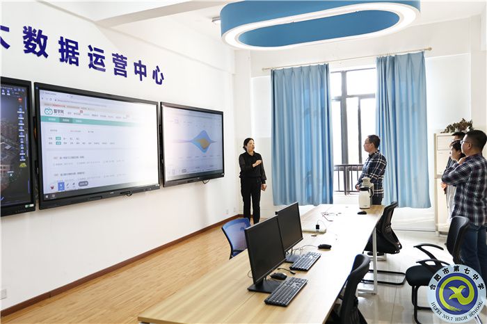 甘肃省兰州市大数据管理局领导一行莅临luck18平台参观交流(图2) 甘肃省兰州市大数据管理局领导一行莅临luck18平台参观交流(图2)