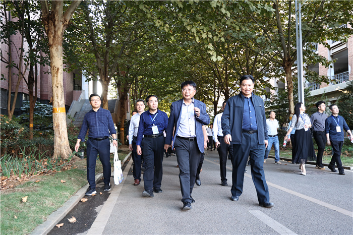陕西省基础教育信息化领导力培训班一行莅临luck18平台参交流(图2) 陕西省基础教育信息化领导力培训班一行莅临luck18平台参交流(图2)