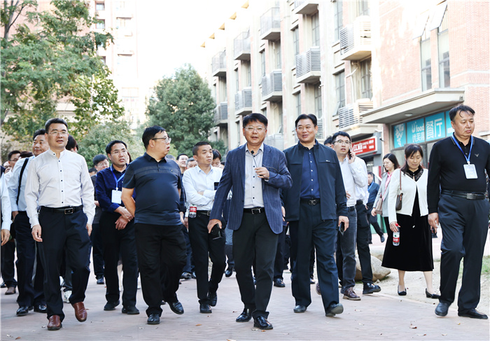 陕西省基础教育信息化领导力培训班一行莅临luck18平台参交流(图1) 陕西省基础教育信息化领导力培训班一行莅临luck18平台参交流(图1)
