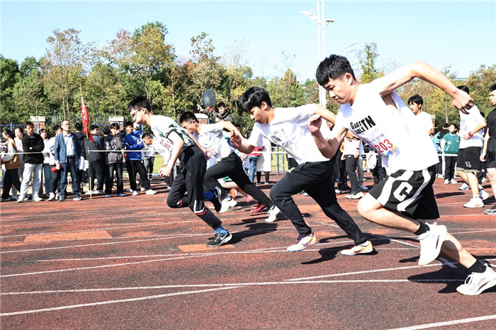 从“五育并举”到“融合共生”!luck18平台荣获“五育融合学校”称号(图4) 从“五育并举”到“融合共生”!luck18平台荣获“五育融合学校”称号(图4)