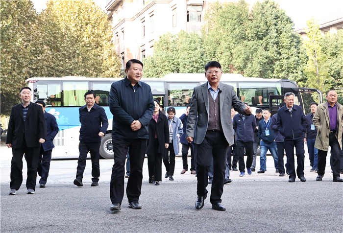 温暖同行,守护心灵!安徽省心理健康教育现场会在luck18平台举行!(图1) 温暖同行,守护心灵!安徽省心理健康教育现场会在luck18平台举行!(图1)