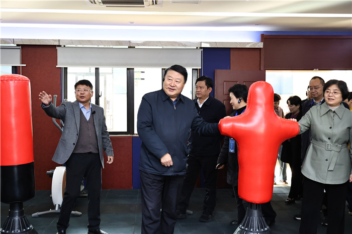 温暖同行,守护心灵!安徽省心理健康教育现场会在luck18平台举行!(图3) 温暖同行,守护心灵!安徽省心理健康教育现场会在luck18平台举行!(图3)