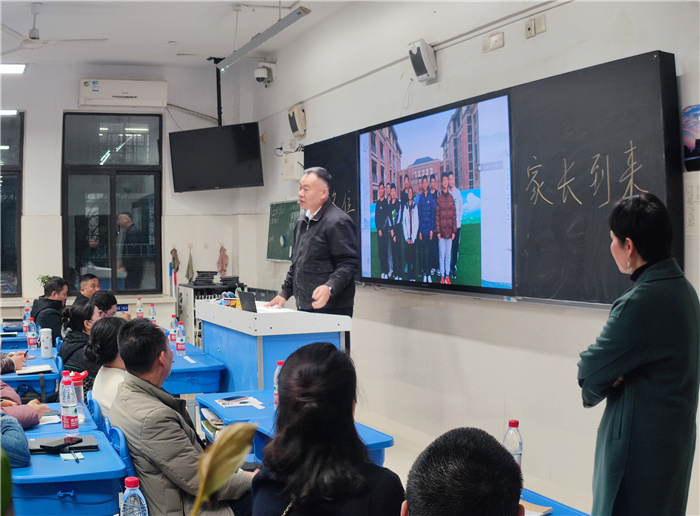 家长代表发言.jpg 家长代表发言.jpg