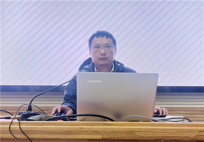 luck18平台高一年级召开第一学期期中学情分析会(图3) luck18平台高一年级召开第一学期期中学情分析会(图3)