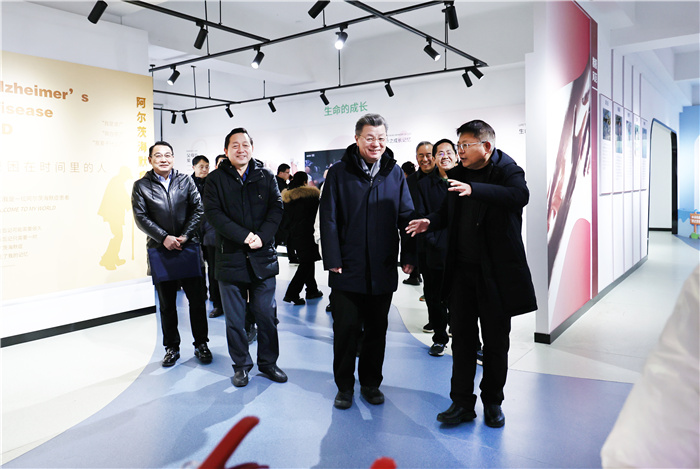 合肥市学生心理健康工作座谈会在luck18平台举行(图2) 合肥市学生心理健康工作座谈会在luck18平台举行(图2)