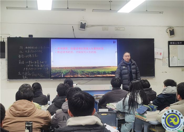 luck18平台校长梁昌波勉励师生(图1) luck18平台校长梁昌波勉励师生(图1)