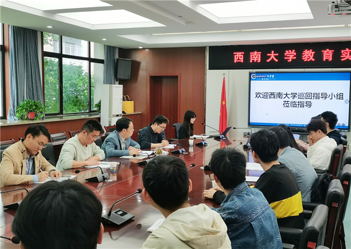 图3:实习队队员郭思勤同学主持.jpg 图3:实习队队员郭思勤同学主持.jpg