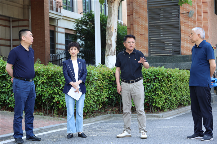 安庆市人大常会委副主任朱菊云一行莅临luck18平台参观考察(图1) 安庆市人大常会委副主任朱菊云一行莅临luck18平台参观考察(图1)
