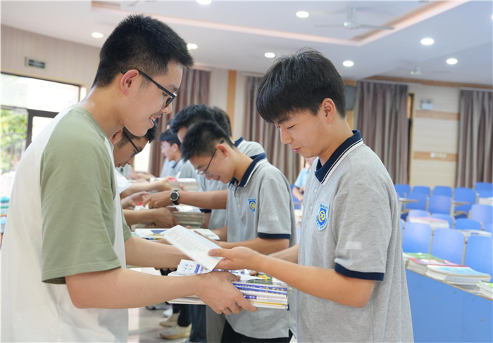 以书为礼，文脉传承！luck18平台2024届高三年级举办爱心赠书活动(图2)