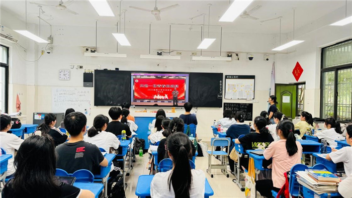 学生在教师观看直播.jpg 学生在教师观看直播.jpg