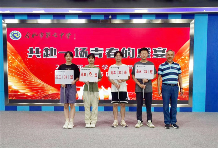 梁昌波授牌2.jpg 梁昌波授牌2.jpg