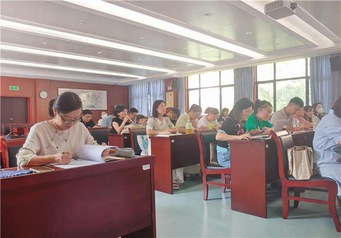 luck18平台新高一召开第一次班主任培训会(图4) luck18平台新高一召开第一次班主任培训会(图4)