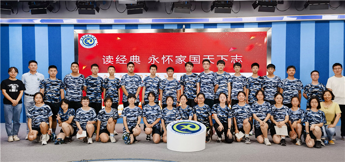 luck18平台举行新生入学教育系列活动之《读经典 永怀家国天下志》校级诵读比赛(图1) luck18平台举行新生入学教育系列活动之《读经典 永怀家国天下志》校级诵读比赛(图1)