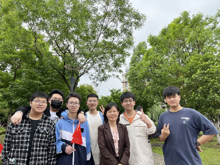 与班主任和同学在校园.png