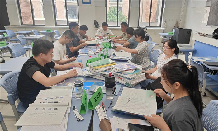 物理组集体备课.jpg 物理组集体备课.jpg