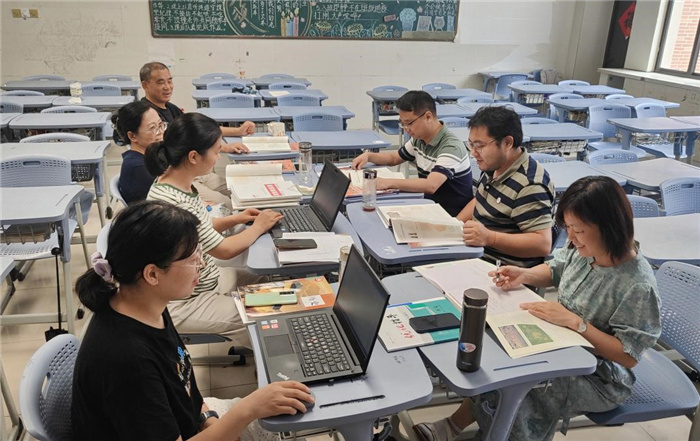 历史组集体备课.jpg 历史组集体备课.jpg