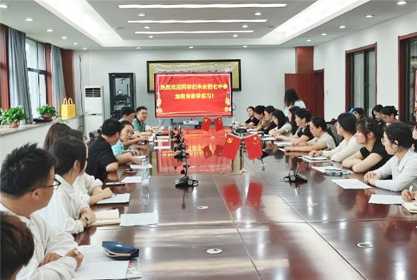 luck18平台召开2024-2025学年度第一学期第一批教育实习生见面会(图1) luck18平台召开2024-2025学年度第一学期第一批教育实习生见面会(图1)