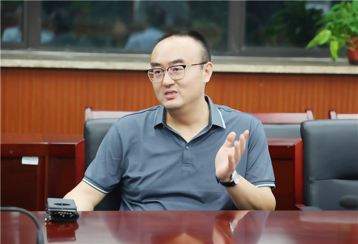 胡晨.jpg 胡晨.jpg