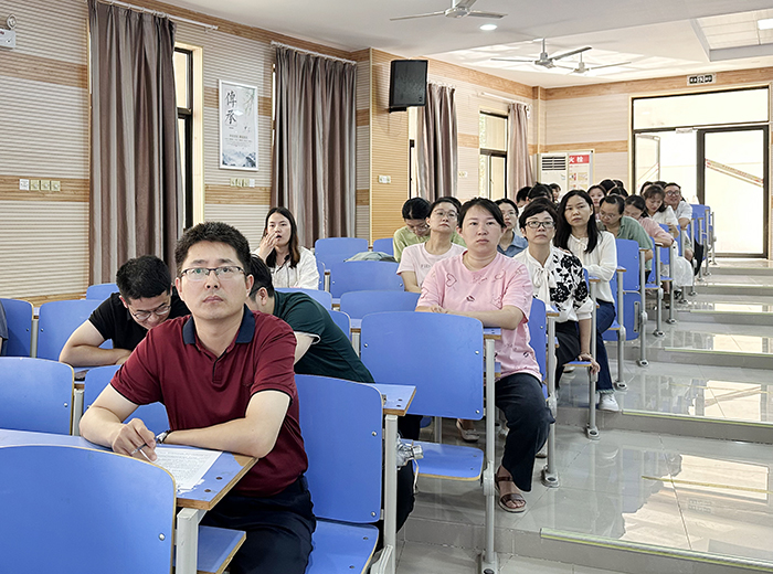 luck18平台高一年级召开全体教师会(图4)