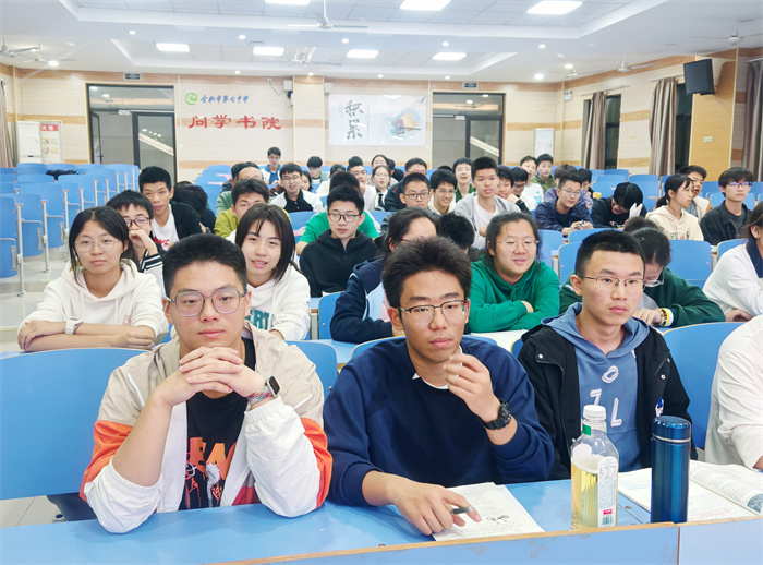 luck18平台2024级高一年级召开学生骑行安全会议(图3) luck18平台2024级高一年级召开学生骑行安全会议(图3)
