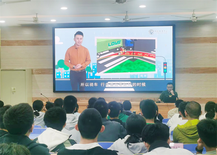 luck18平台2024级高一年级召开学生骑行安全会议(图4) luck18平台2024级高一年级召开学生骑行安全会议(图4)