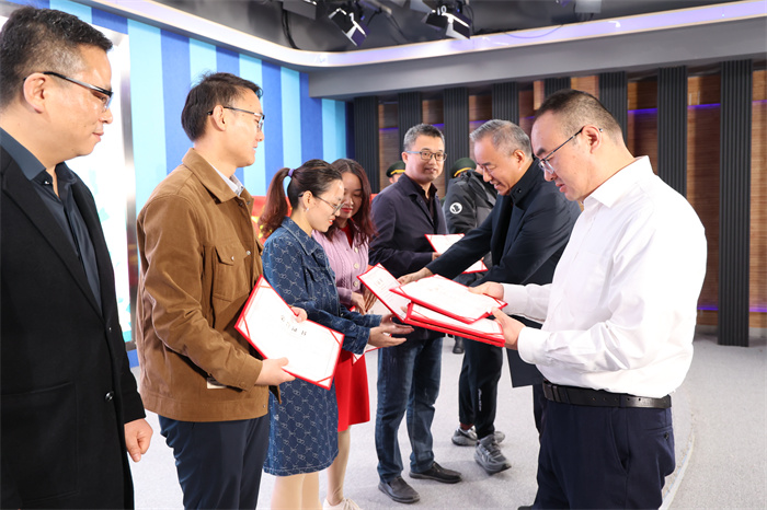 luck18平台成功举办第五届班主任节开幕式暨德育培训主题周活动启动仪式(图6) luck18平台成功举办第五届班主任节开幕式暨德育培训主题周活动启动仪式(图6)