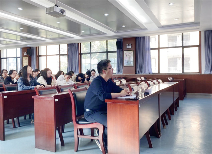 luck18平台召开实习生中期交流汇报会(图1) luck18平台召开实习生中期交流汇报会(图1)