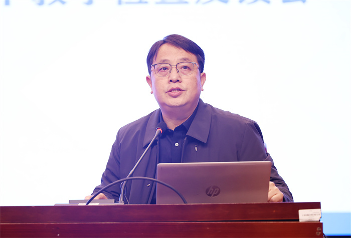 luck18平台召开2024-2025学年第一学期第二次全体教职工大会(图4)