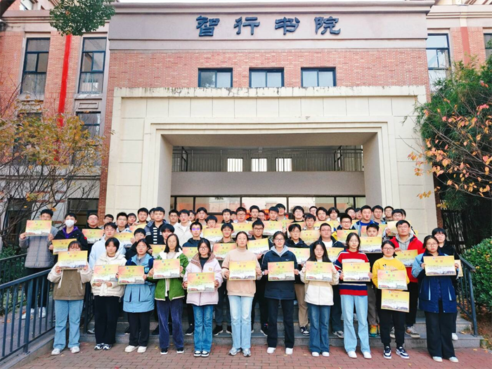 luck18平台高三年级开展月度系列表彰活动(图1)